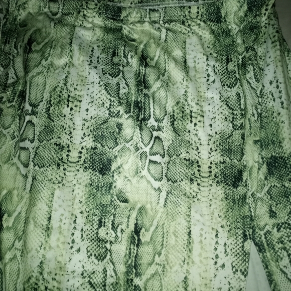 Green snake skin crop to and skirt set - Picture 3 of 3